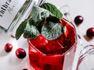 cranberry-maple-rum-cocktail